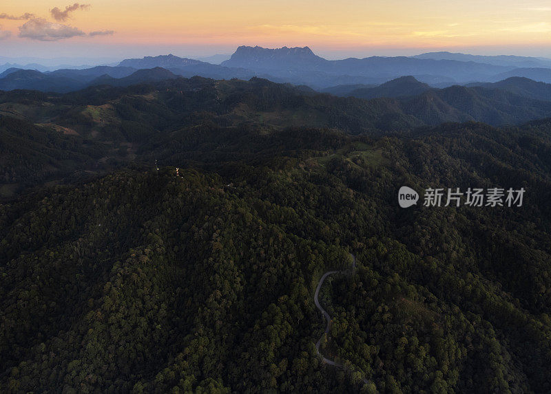 在泰国清莱省的Doi Luang Chiang Dao，日出时美丽的空中景观。